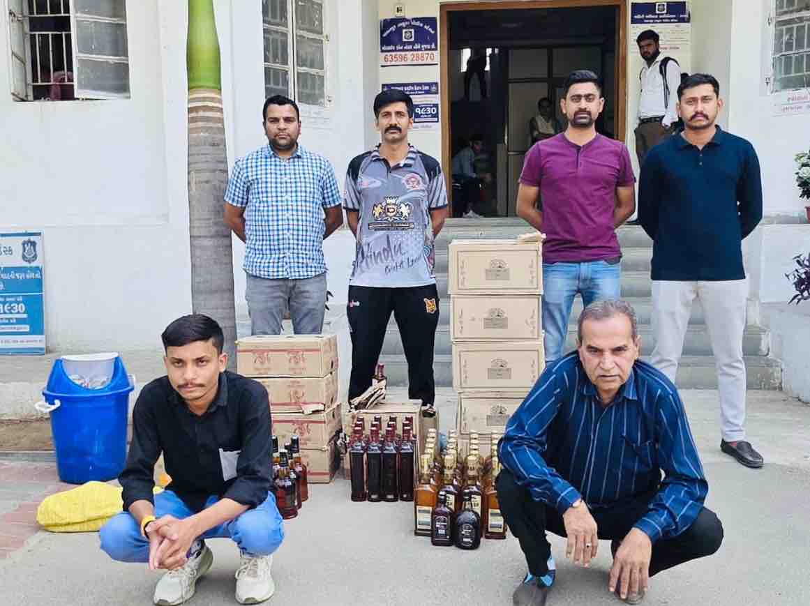 Banaskantha LCB arrests two with liquor | બનાસકાંઠા LCB એ દારૂ સાથે બે ઝડપ્યા: અમદાવાદના બે ઈસમોની ધરપકડ, રૂ.8.30 લાખનો મુદ્દામાલ જપ્ત - banaskantha (Palanpur) News | Divya Bhaskar