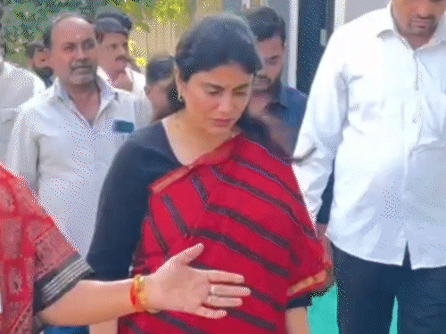 Minister of State Rivaba Jadeja visited schools in Dwarka district