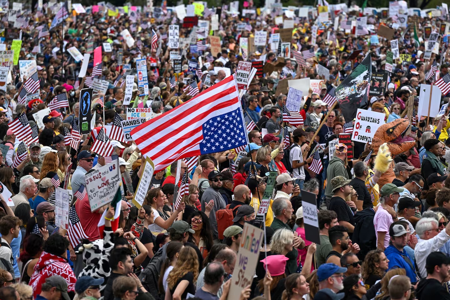 અમેરિકાના વોશિંગ્ટનમાં સેંકડો પ્રદર્શનકારીઓ રસ્તા પર ઉતરી આવ્યા હતા.