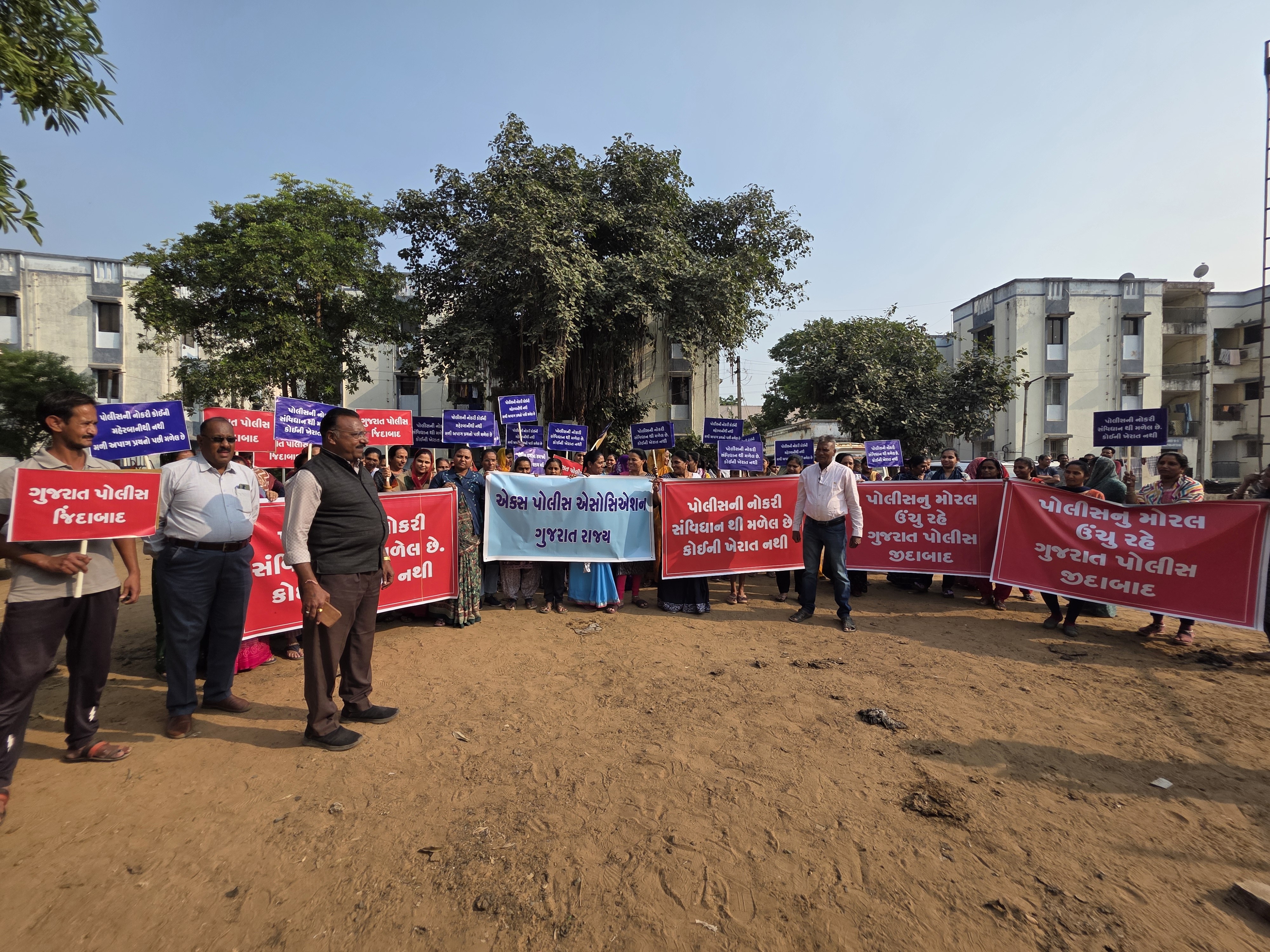 Angry rally by women from police families in Himmatnagar | હિંમતનગરમાં ...