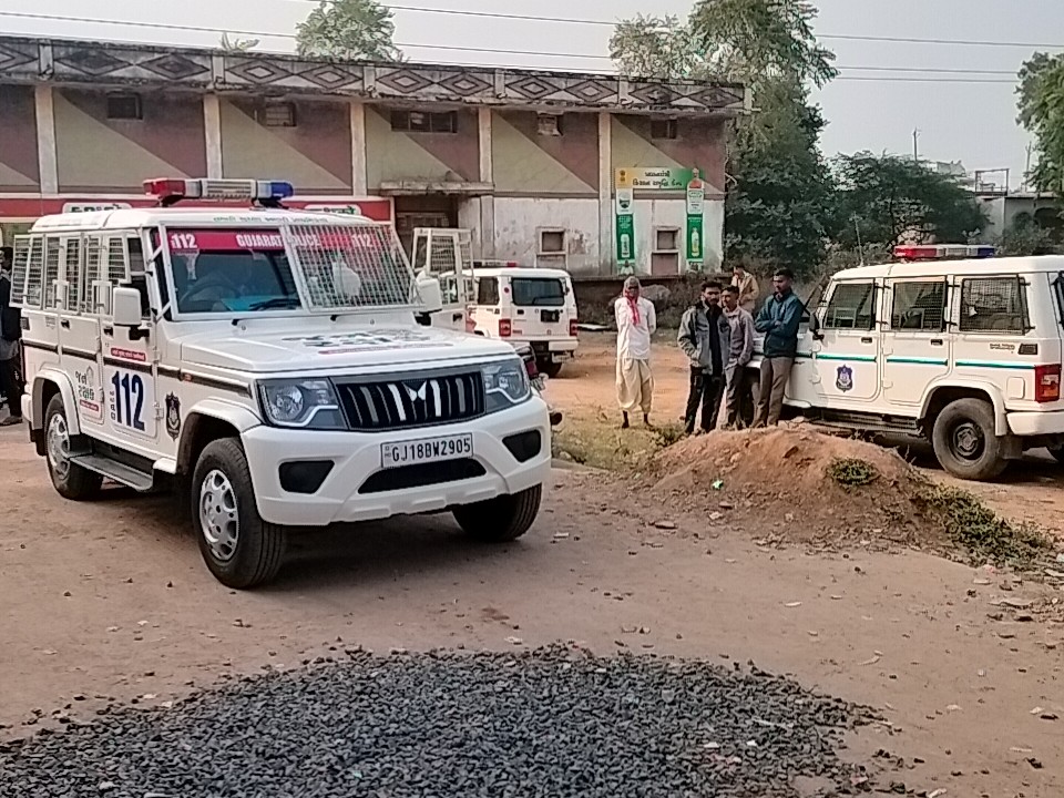 Meghanraj Farmers Protest Urea Fertilizer Godown Lock Broken Police Control  | મેઘરજમાં યુરિયા ખાતર માટે ખેડૂતોનો હોબાળો: સંઘ વિતરણ સેન્ટર પર ગોડાઉનનું  લોક તોડ્યું, પોલીસે ...