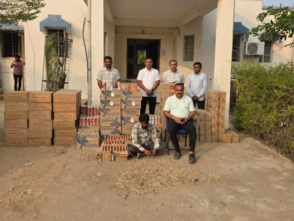 Vav-Tharad SOG seizes liquor from two places | વાવ-થરાદ SOGએ બે સ્થળેથી  દારૂ ઝડપ્યો: લાખણી અને ટરુવા ગામમાંથી ₹15 લાખથી વધુનો મુદ્દામાલ જપ્ત -  Tharad News | Divya Bhaskar
