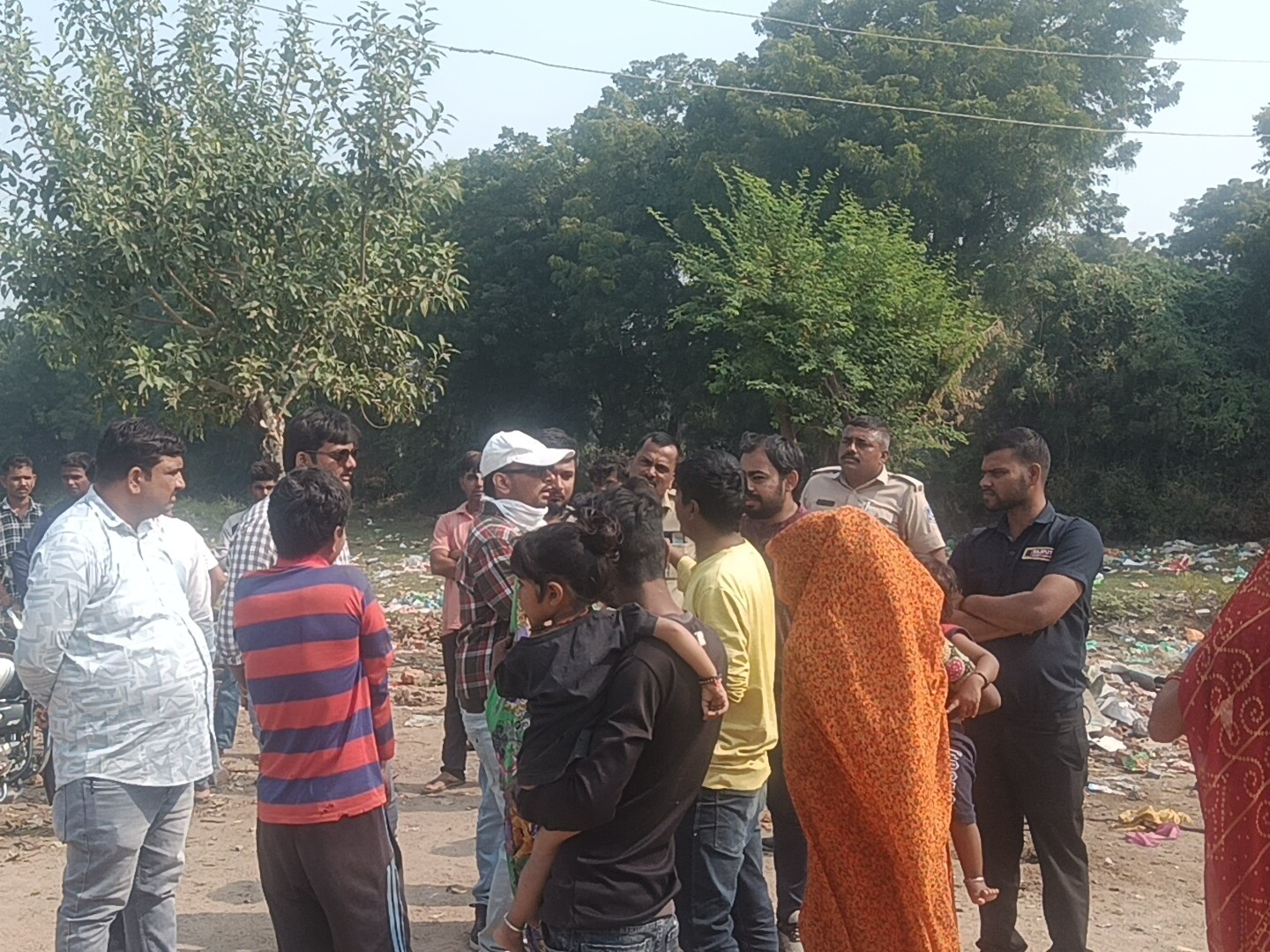 Ahmedabad AUDA Removes 40-50 Encroachments Divda Talavadi Kalol for 80 Meter Road | કલોલમાં 80 મીટર માર્ગ માટે દબાણ હટાવાયું: AUDA દ્વારા દિવડા તલાવડીમાં 40-50 બાંધકામ દૂર કરાયા - kalol ...