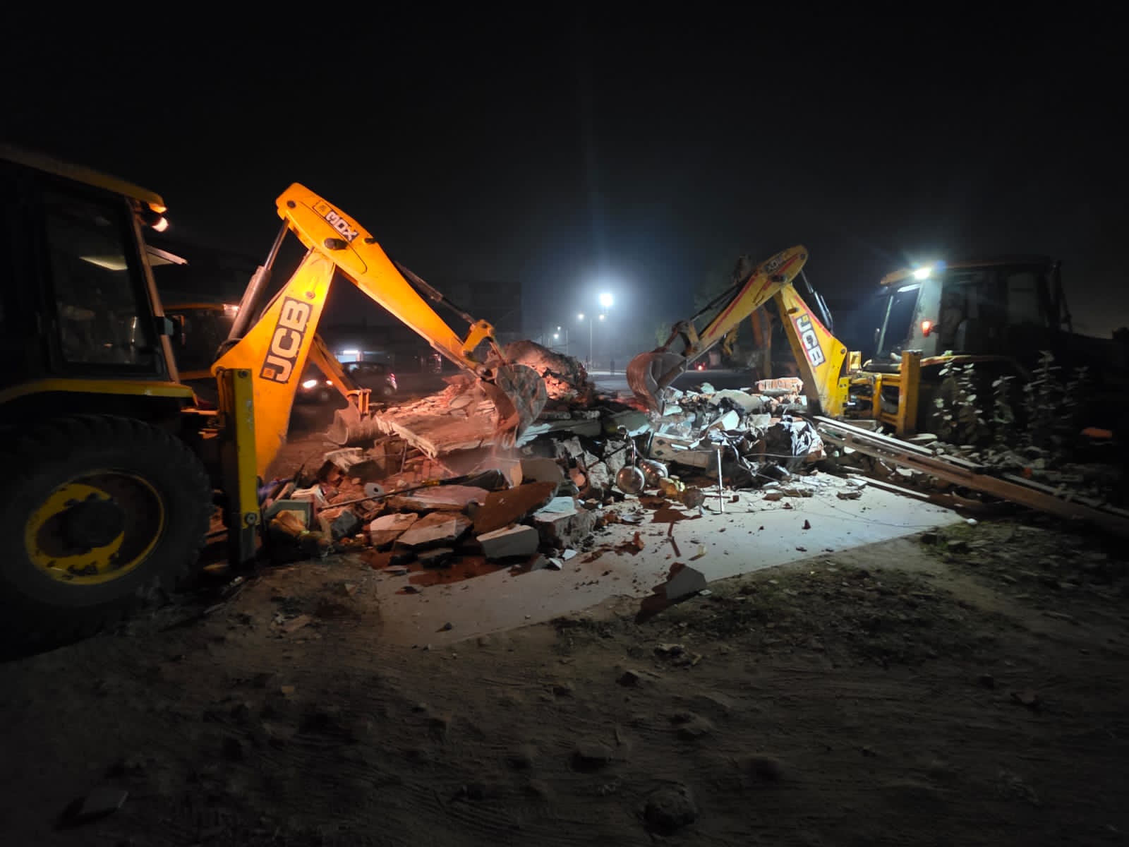 Another major action to remove religious pressures in Gandhinagar | અડાલજ-ઝુંડાલ  રોડ પર વર્ષો જૂનું ધાર્મિક દબાણ ધ્વસ્ત: રોડ પહોળો કરવાની કાર્યવાહી હેઠળ  ધાર્મિક દબાણો ...