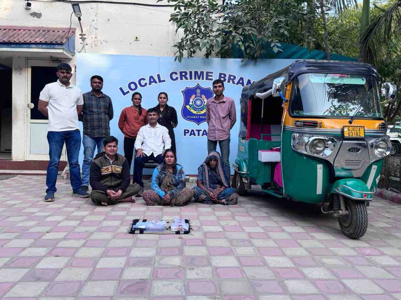 Patan LCB solves gold theft case | બસમાં મુસાફરોને નિશાન બનાવી ચોરી કરનાર  ત્રણ આરોપી ઝડપાયા: પાટણ LCBએ સોનાના દાગીનાની ચોરીનો ભેદ ઉકેલ્યો, 8.64 લાખના  ...