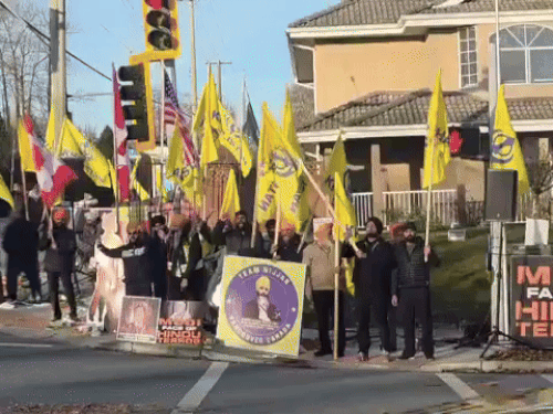 કેનેડાના સરેમાં એક મંદિરની બહાર વિરોધ પ્રદર્શન કરી રહેલા ખાલિસ્તાન સમર્થકો. - Divya Bhaskar