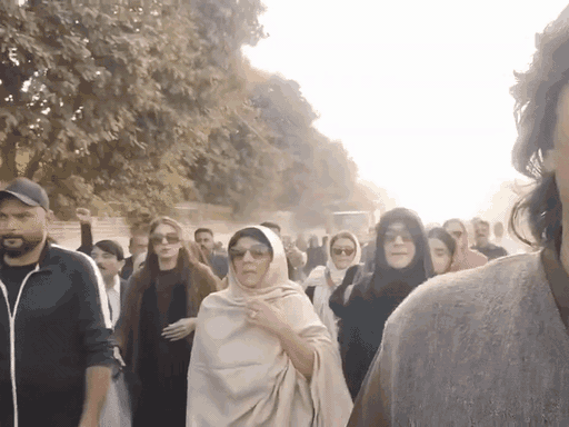 ઇમરાન ખાનની બહેનો અડિયાલા જેલની બહાર પ્રદર્શન કરવા માટે જતી જોવા મળી.