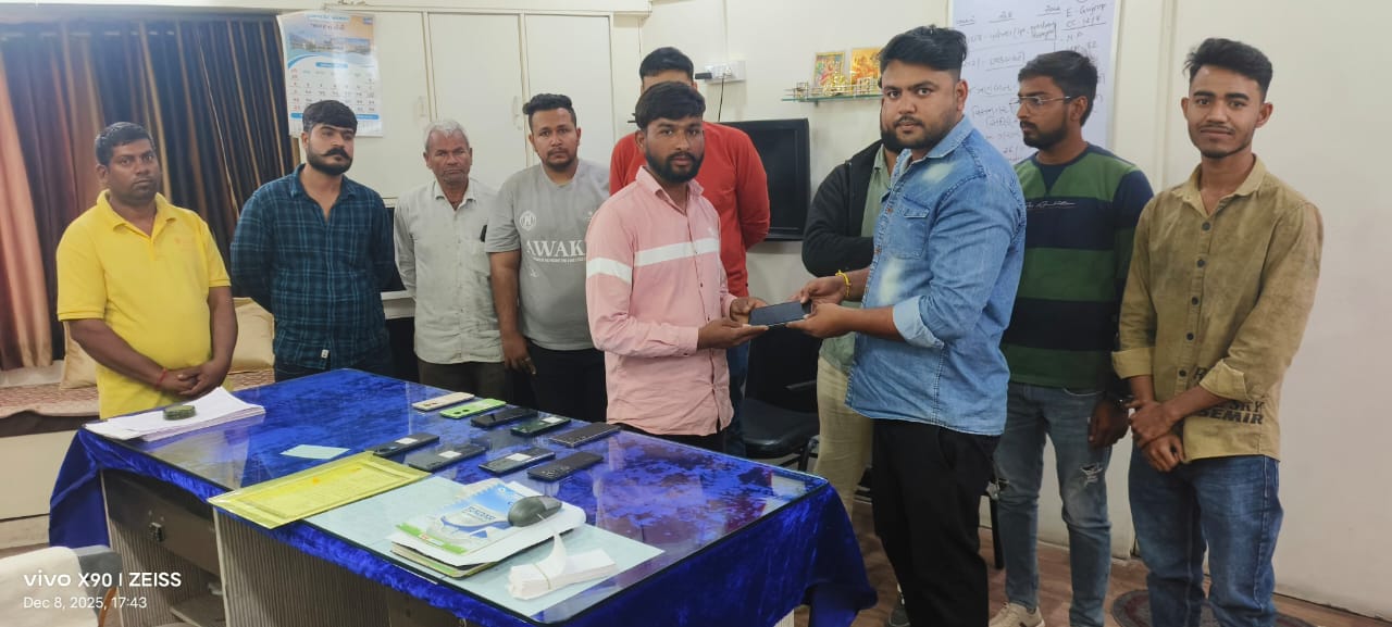 Police return stolen phones | ચોરાયેલા ફોન પોલીસે પરત અપાવ્યા: મહેસાણા બી ડિવિઝન પોલીસે ચોરી થયેલા 10 ફોન અને સાયબર ફ્રોડનો ભોગ બનેલા અરજદારોના નાણાં ...