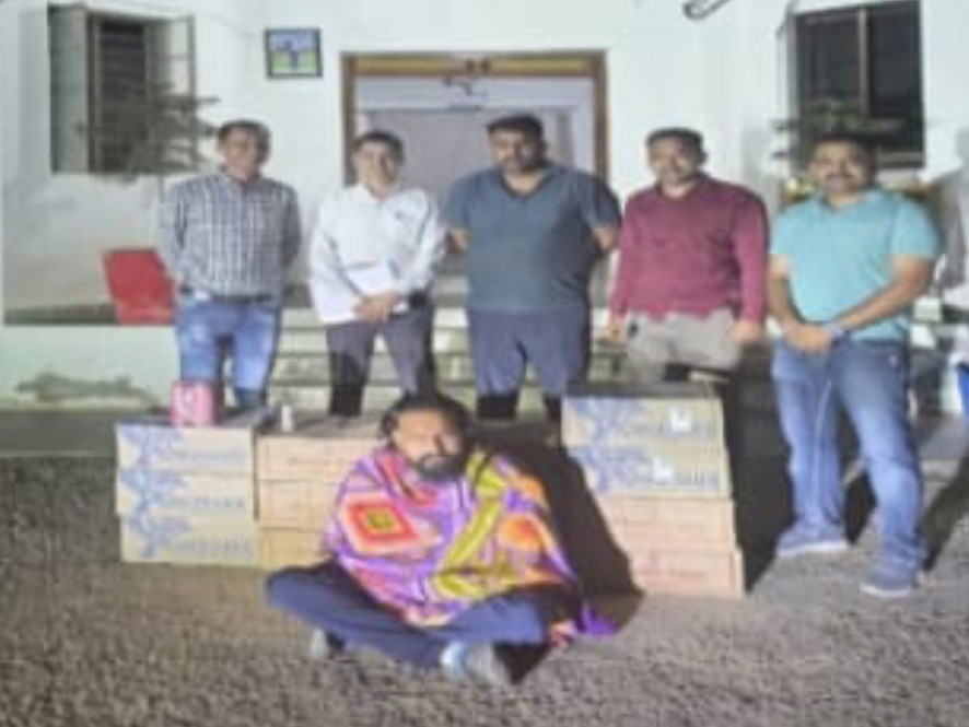 Bhabhar Foreign Liquor Seized Parole Furlough Squad Arrest | પેરોલ ફર્લો સ્કોડે ભાભરમાં વિદેશી દારૂ ઝડપ્યો: બેડા ગામેથી 437 બોટલ સાથે એકની ધરપકડ - Bhabhar News | Divya Bhaskar