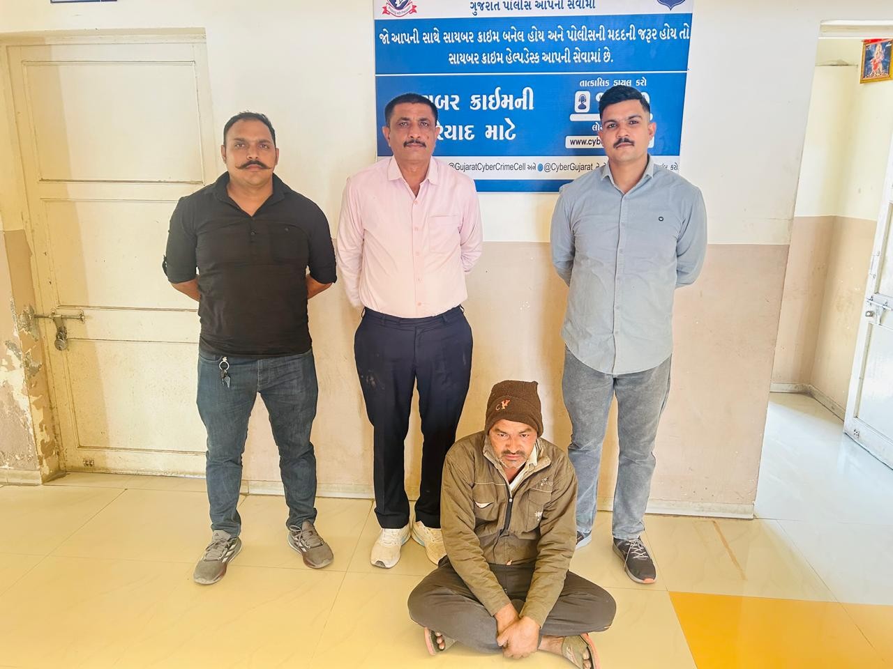 Himmatnagar police nab two absconding accused | હિંમતનગર પોલીસે બે નાસતા  ફરતા આરોપીઓને ઝડપ્યા: મહાવીરનગર સર્કલ અને ગાયત્રી મંદિર રોડ પરથી પકડાયા -  sabarkantha (Himatnagar ...