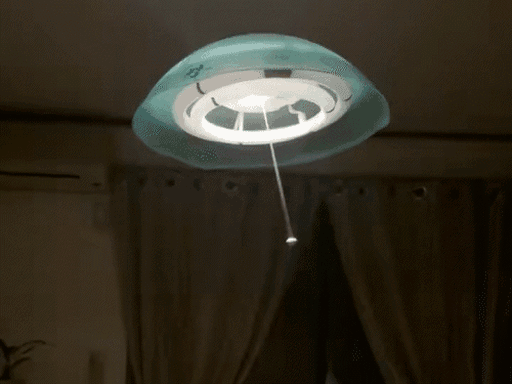 ભૂકંપના ઝટકાથી એક ઘરમાં લગાવેલો લેમ્પ ઝૂલતો દેખાયો.