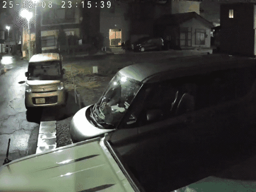 CCTV ફૂટેજમાં ભૂકંપ પછી એક પાર્કિંગમાં ઊભેલી ગાડીઓ હલતી દેખાઈ.