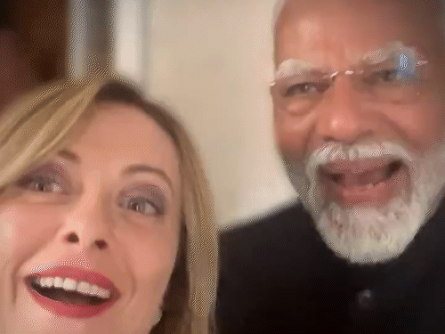 14 જૂન, 2024ને શુક્રવારે G7 સમિટમાં ઇટાલીના પીએમ જ્યોર્જિયા મેલોનીએ પીએમ મોદી સાથે સેલ્ફી લેતી વખતે આ વીડિયો પોતાના સોશિયલ મીડિયા એકાઉન્ટ પર શેર કર્યો હતો.