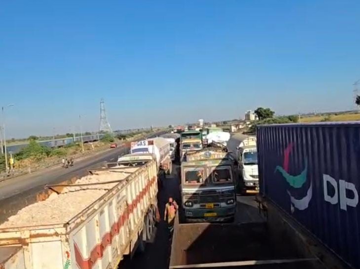 10 કિલોમીટર સુધી વાહનોની કતારો જોવા મળી.