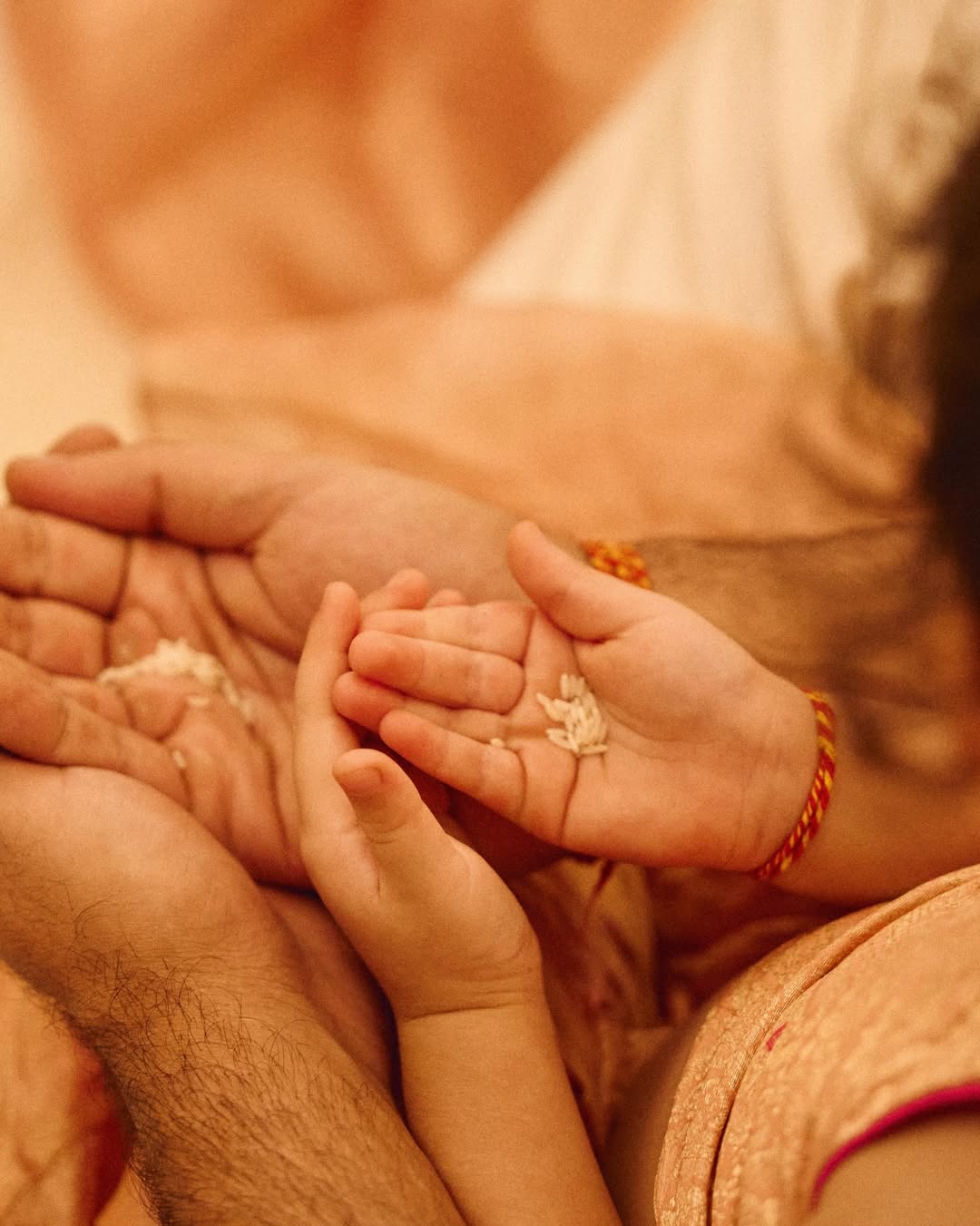 રાહા રણબીરના ખોળામાં બેસીને પૂજા કરતી હતી.