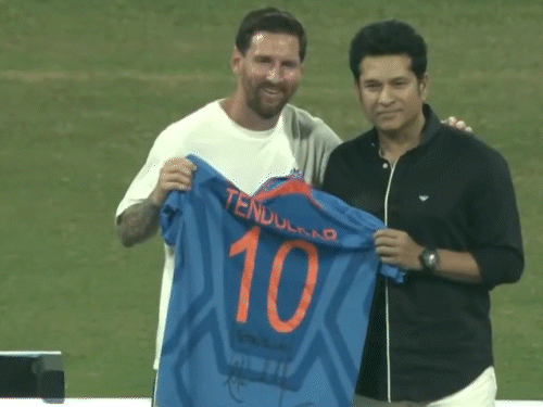 મુંબઈમાં સચિન તેંડુલકર સાથે લિયોનેલ મેસ્સી. - Divya Bhaskar