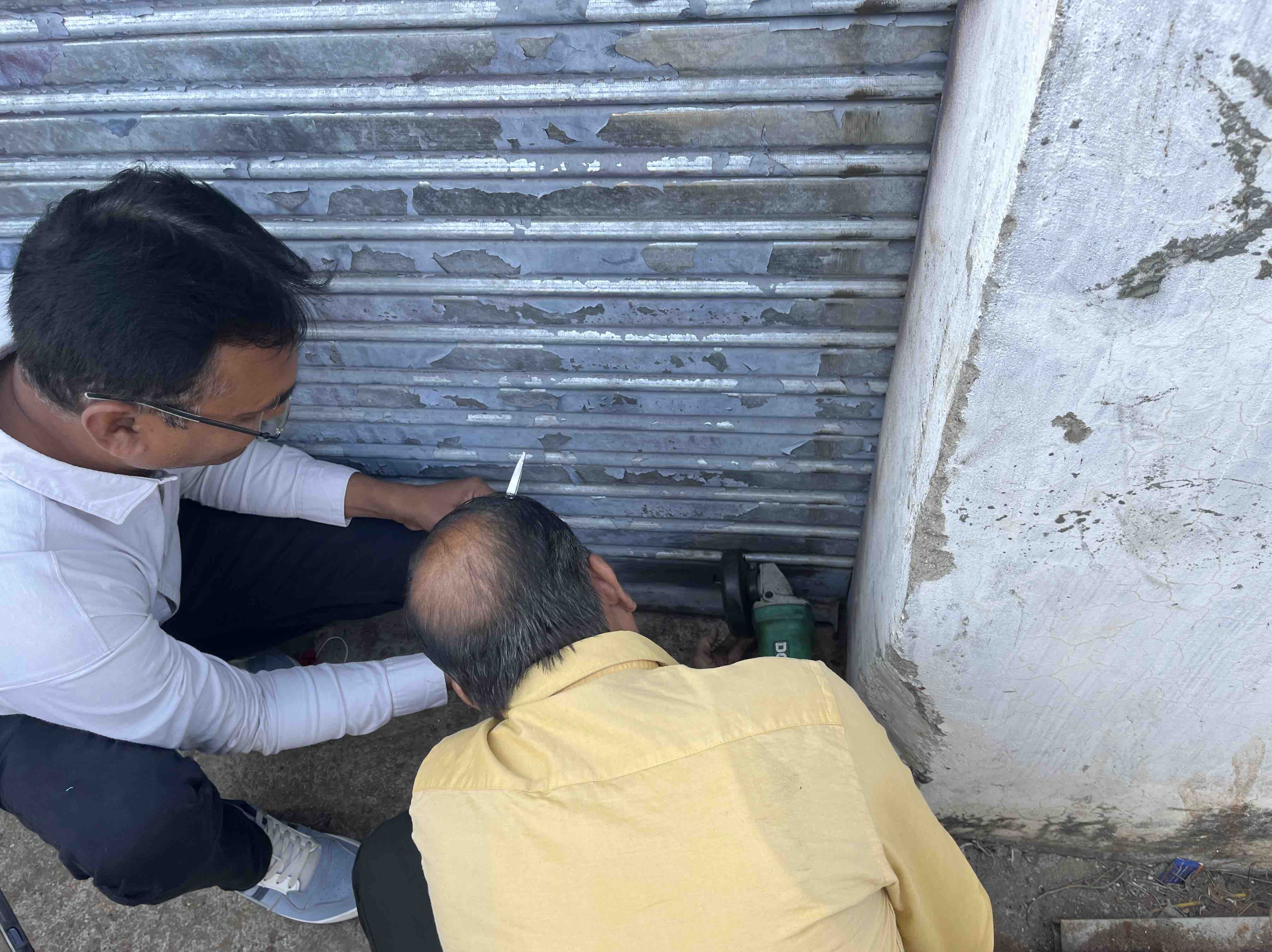 Sealed godown opened in Chandisar GIDC | ચંડીસર GIDCમાં સીલબંધ ગોડાઉન  ખોલાયું: ગોડાઉનમાંથી લાખો રૂપિયાનો શંકાસ્પદ ઘીનો મોટો જથ્થો મળી આવ્યો, માલિક  ફેક્ટરીઓને ...