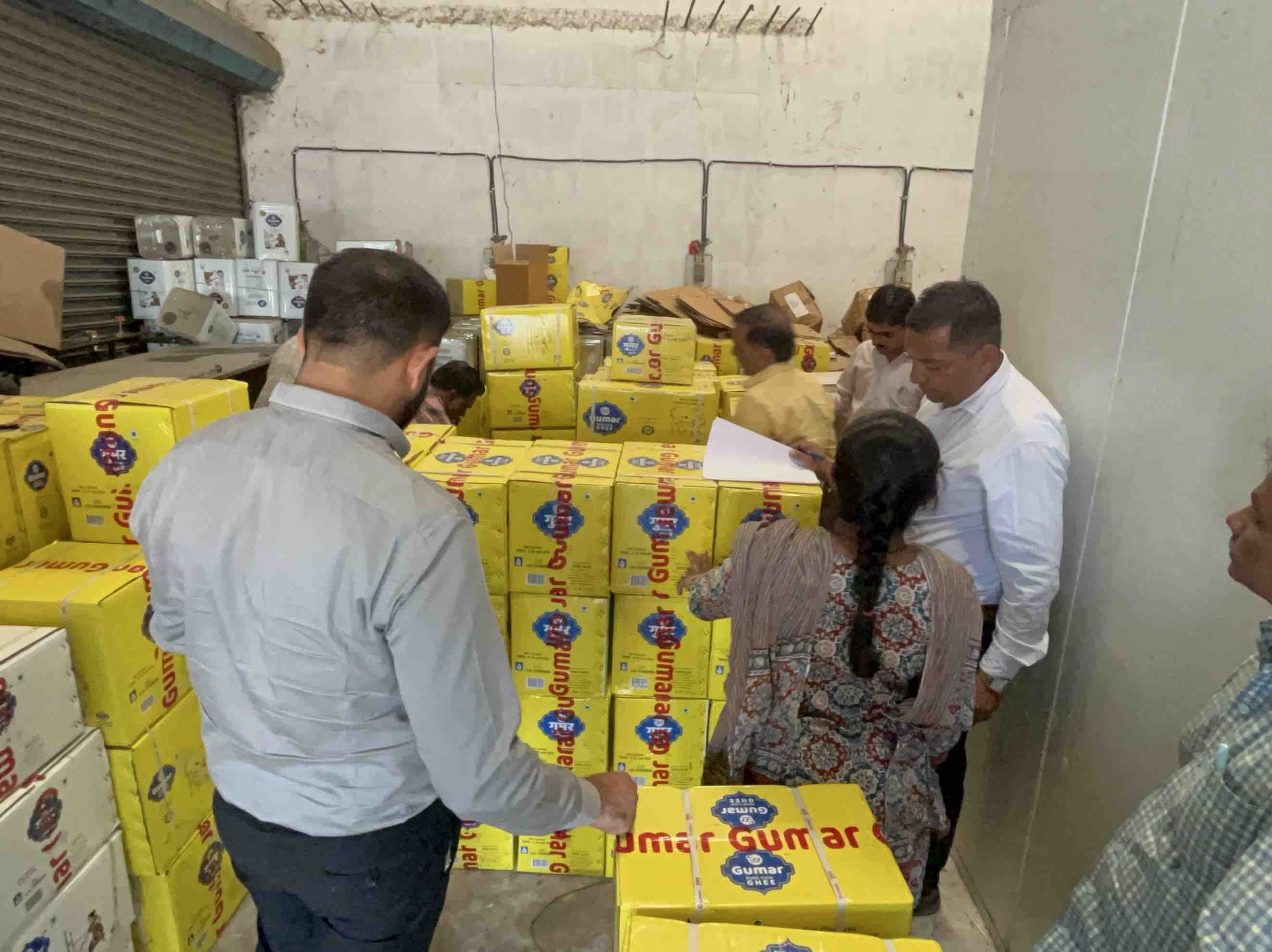 Sealed godown opened in Chandisar GIDC | ચંડીસર GIDCમાં સીલબંધ ગોડાઉન  ખોલાયું: ગોડાઉનમાંથી લાખો રૂપિયાનો શંકાસ્પદ ઘીનો મોટો જથ્થો મળી આવ્યો, માલિક  ફેક્ટરીઓને ...