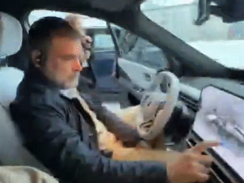 રાહુલે BMW મોડેલો જોયા અને ફીચર ઓપરેટ કર્યા.