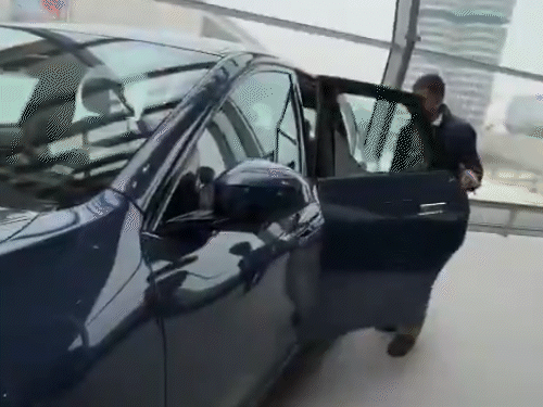 BMW સ્ટાફ પાસેથી તેના ફીચર વિશે માહિતી લીધી હતી.