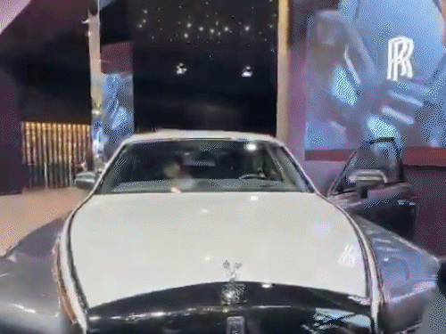 રાહુલે રોલ્સ રોયસમાં પણ બેસીને તેની ફીચર્સ સમજ્યા હતા.