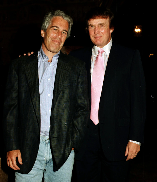 આ તસવીર 1997 માં ફ્લોરિડામાં લેવામાં આવી હતી. તેમાં જેફ્રી એપસ્ટીન અને રાષ્ટ્રપતિ ડોનાલ્ડ ટ્રમ્પ સાથે ઉભા છે.