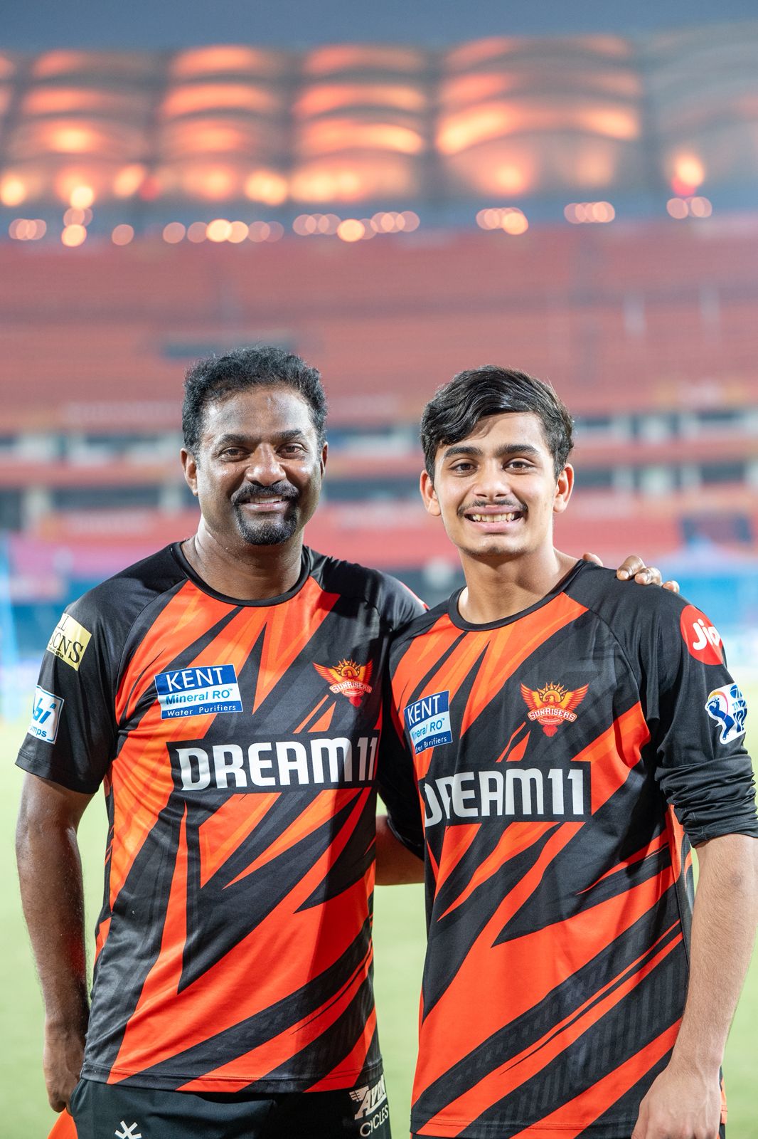 SRH કેમ્પમાં શ્રીલંકાના લેજન્ડરી મુથૈયા મુરલીધરન સાથે ક્રેઇન્સ ફુલેત્રા.