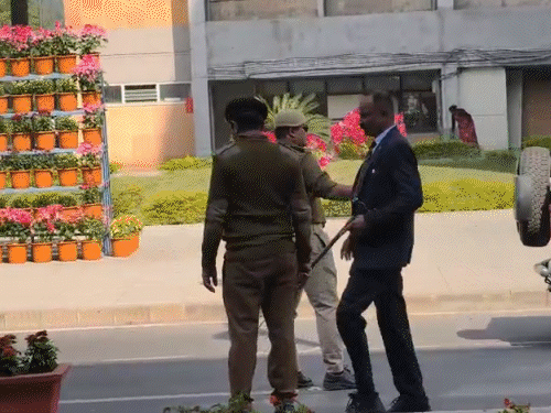अहमदाबादमधील प्रसिद्ध 26 शाळांना दुपारी 1:11 वाजता बॉम्बने उडवून देण्याचा धमकीचा ई-मेल मिळाला होता