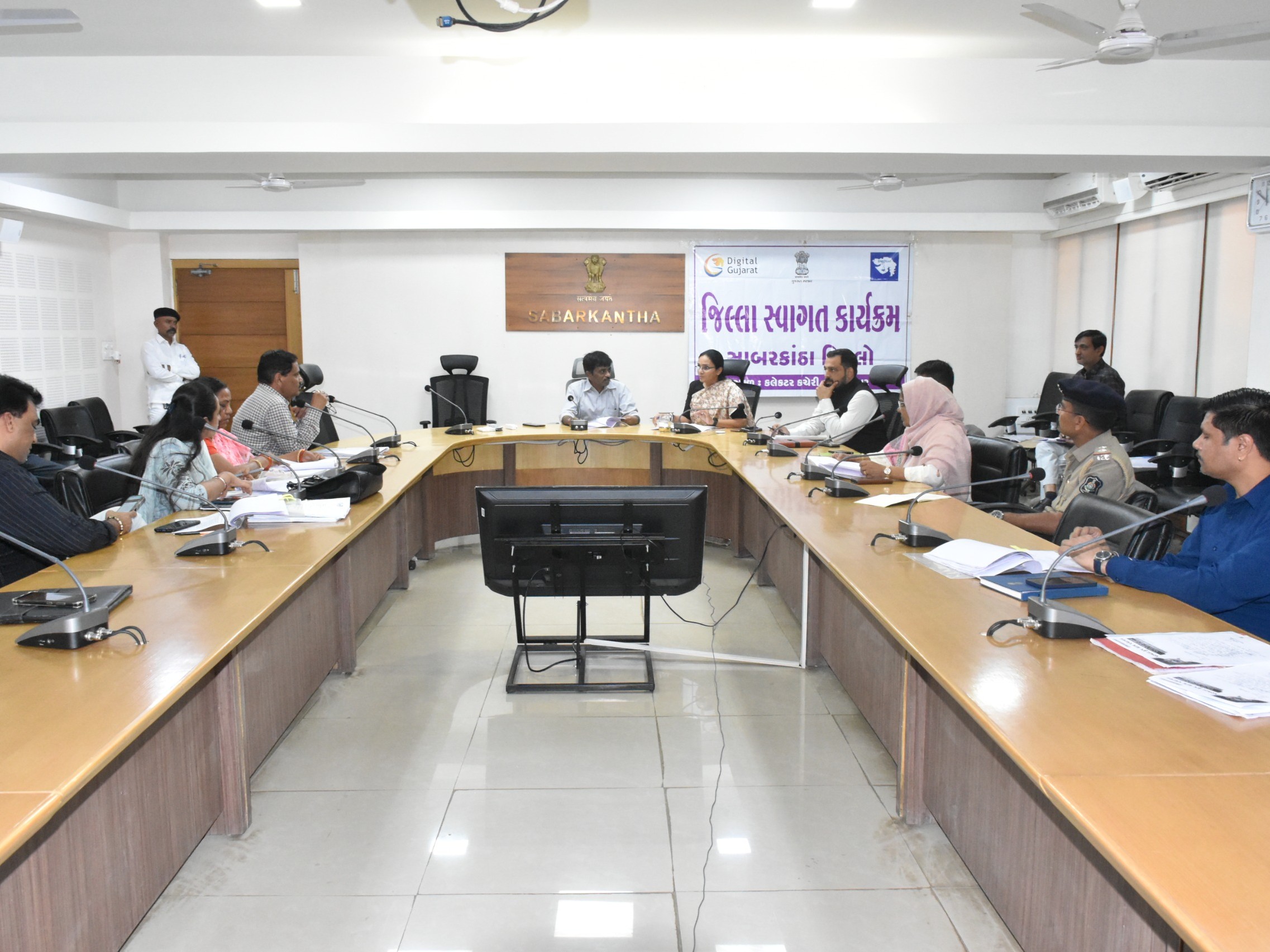 District welcome program held in Himmatnagar in the presence of DDO | હિંમતનગરમાં  DDOની ઉપસ્થિતિમાં જિલ્લા સ્વાગત કાર્યક્રમ યોજાયો: 16 પ્રશ્નો રજૂ કરાયા, ઝડપી  નિકાલની ...