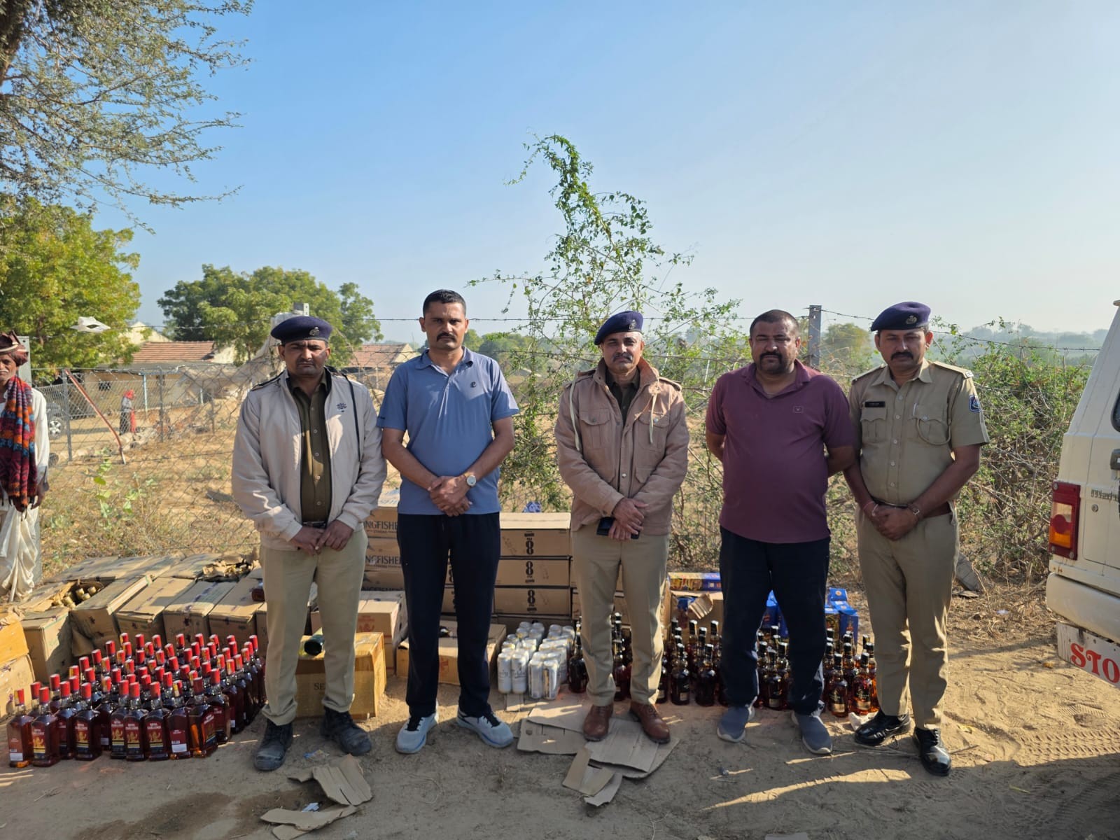Bolero loaded with liquor seized from Pathamda Road | પઠામડા રોડ પરથી દારૂ  ભરેલી બોલેરો ઝડપાઈ: ખોટી નંબર પ્લેટ સાથે રૂ. 11.67 લાખનો મુદ્દામાલ જપ્ત -  Tharad News | Divya Bhaskar