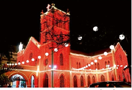 Christmas celebrated in churches, special prayers offered at 12 midnight on  the occasion of the birth of Lord Jesus | નાતાલ: દેવળોમાં ક્રિસમસની ઉજવણી,પ્રભુ  ઈશુના જન્મ નિમિત્તે રાતે 12 કલાકે ...