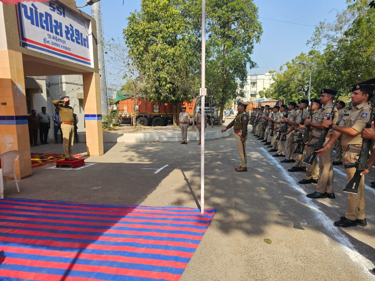 Lok Darbar held in Kadi under the chairmanship of SP | કડીમાં SPની  અધ્યક્ષતામાં લોકદરબાર યોજાયો: રોમિયોગીરી ડામવા, ચોરી રોકવા, પોલીસ ચોકી અને  અલગ તાલુકા પોલીસ ...