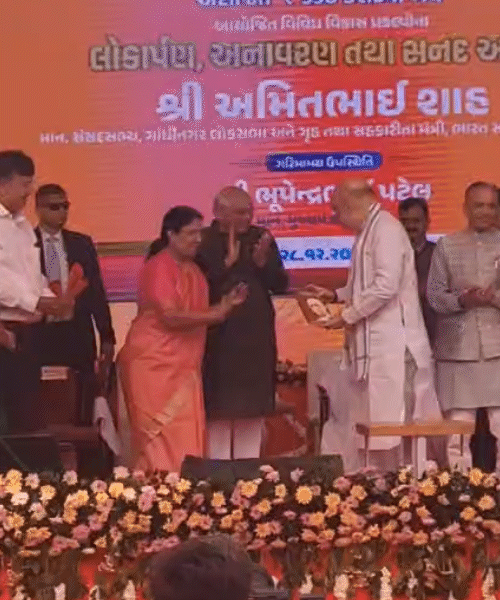 કેન્દ્રીય ગૃહમંત્રી અમિતશાહ અને મુખ્યમંત્રી ભૂપેન્દ્ર પટેલનું સ્વાગત કરાયું.