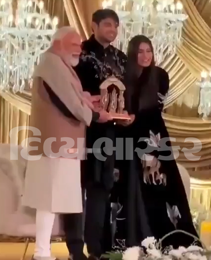 પીએમ મોદીએ ભેટ સ્વરૂપે નીરજ અને હિમાનીને ભગવાન શ્રીરામની મૂર્તિ ભેટ આપી.