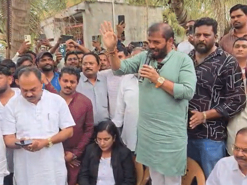 Bagdana Controversy: Attack on Navneet Baldhiya; Hira Solanki Warns of  Action Against Mayabhai Ahir's Son PHOTOS | બગદાણામાં યુવક પર હુમલા બાદ  કોળી સમાજ મેદાને: હીરા સોલંકી બોલ્યા- કોઈ ચાળો ન ...