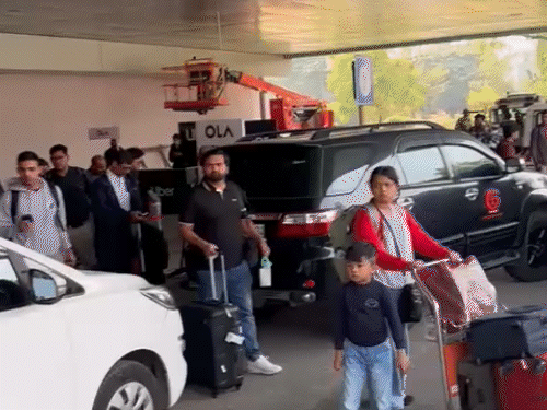 એરપોર્ટ પર ગાડીઓના કાફલા સાથે વિરાટ હોટલ પર જવા રવાના થયો.