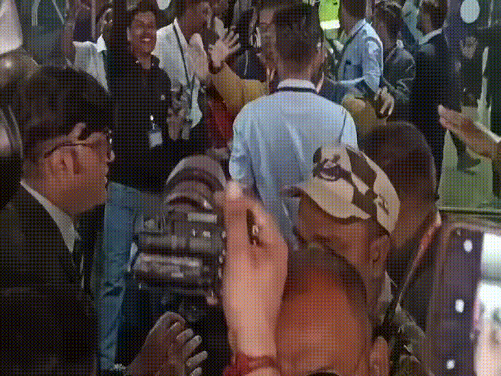 એરપોર્ટ પર આવતાંની સાથે વિરાટ…વિરાટ…..ની બૂમો પડી.