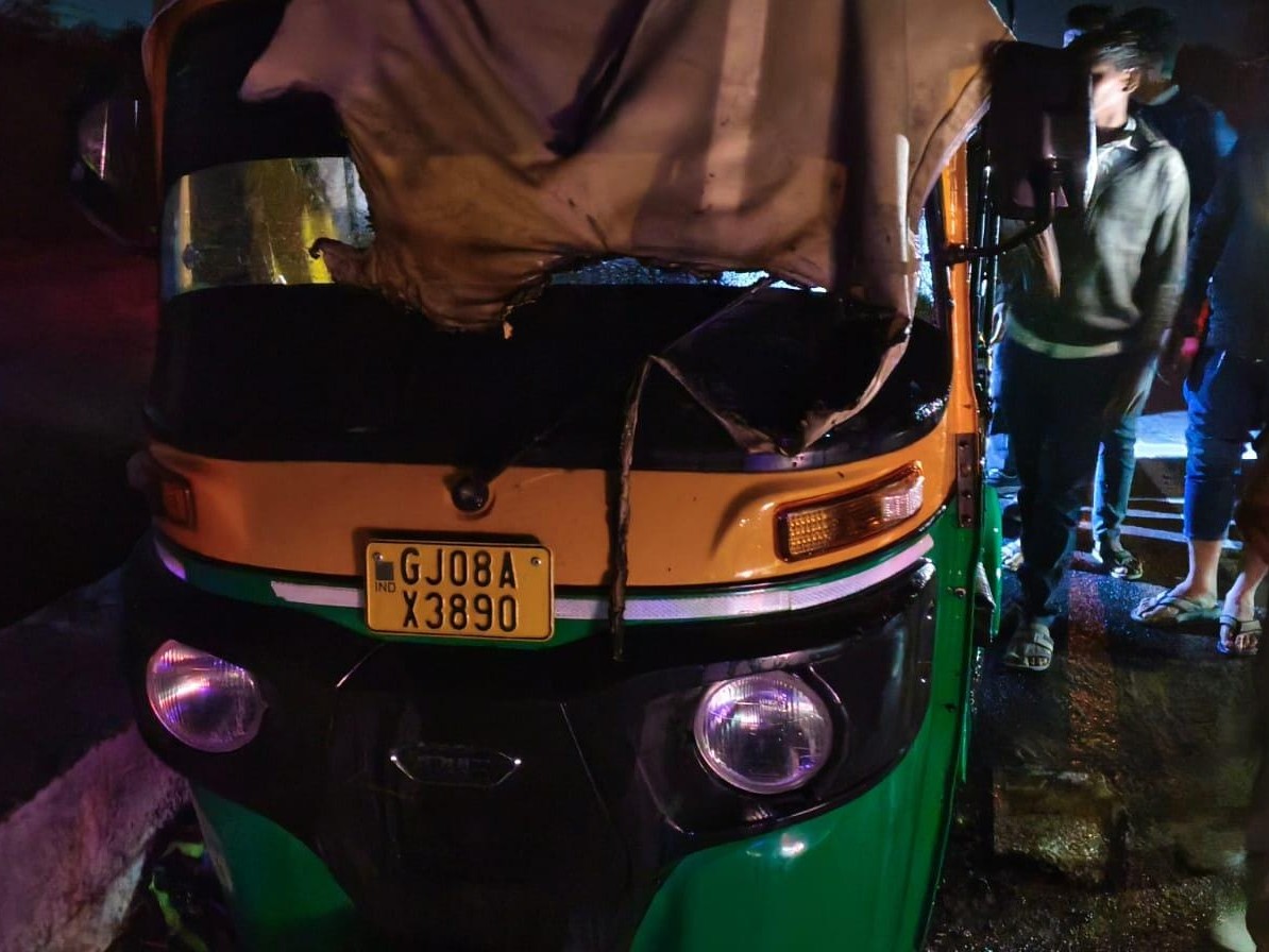 Fire Rickshaw CNG rickshaw catches fire in Tharad