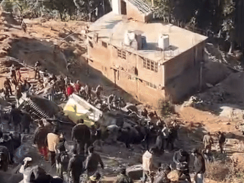 સિરમૌરમાં ખાડામાં પડી ગયેલી બસ પાસે લોકો એકઠા થઈ ગયા. - Divya Bhaskar