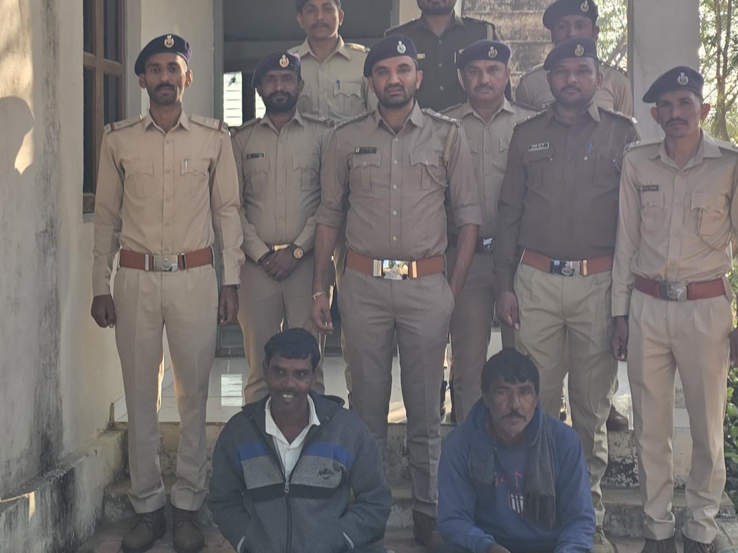 Two people arrested for poaching porcupines in Dharoi Range, court sends  them to 14-day judicial custody | ધરોઈ રેન્જમાં શાહુડીનો શિકાર કરનારા બે  શખ્સ ઝડપાયા: તારંગાના જંગલમાંથી શિડ્યુલ ...