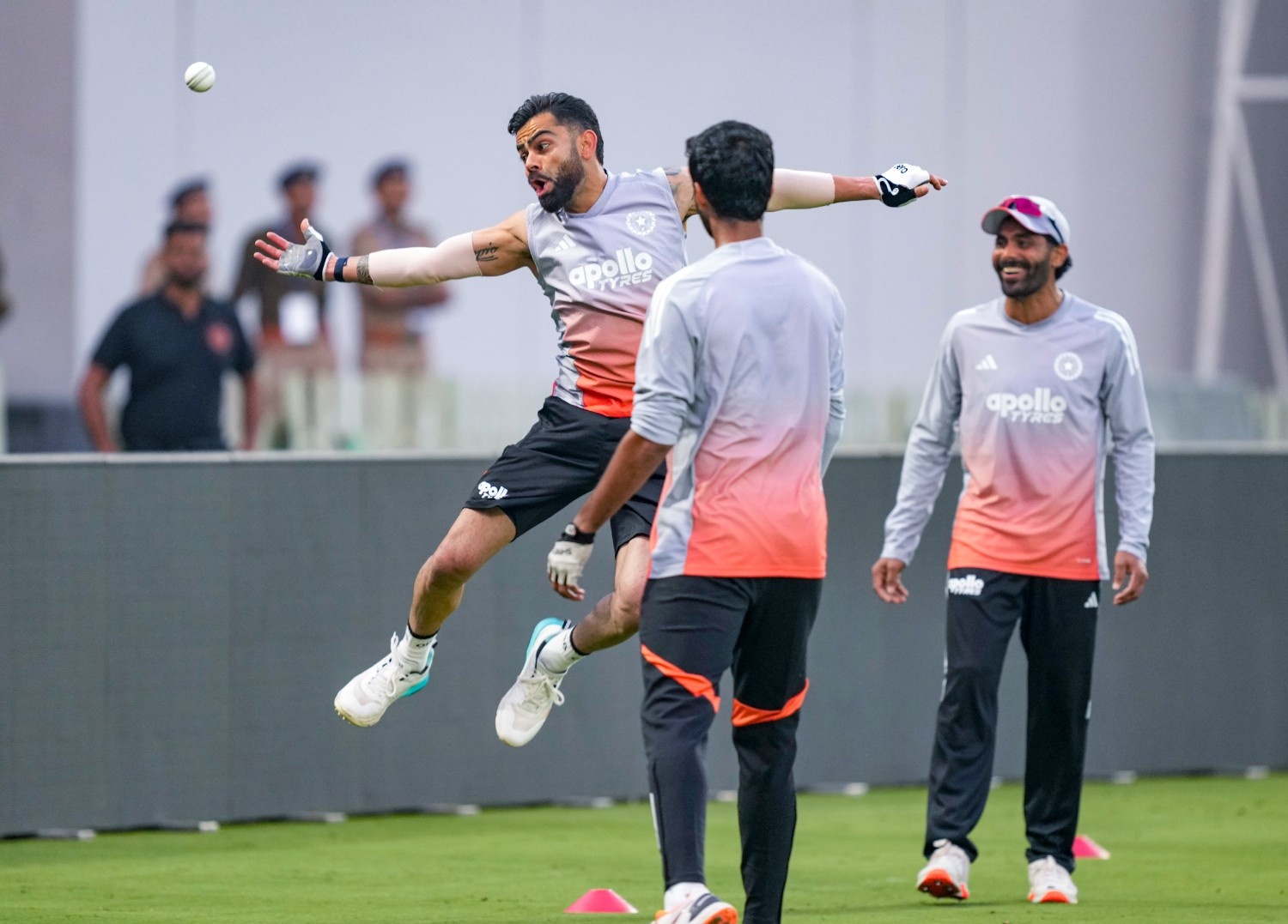 પ્રેક્ટિસ સેશનમાં જાડેજા અને કોહલીએ ફિલ્ડિંગ પ્રેક્ટિસ કરી હતી.