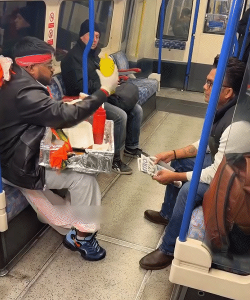 ખભા પર સ્ટોલી લટકાવીને ટ્રેનમાં સમોસા વેચતો ગુજરાતી.