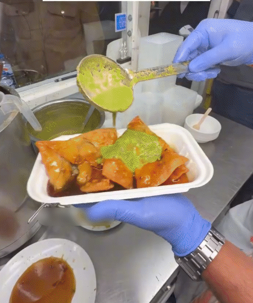 આ એક સમોસાની કિંમત 3 યુરો છે. ભારતીય રૂપિયામાં જોઈએ તો અંદાજે 300 રૂપિયાની આસપાસ.