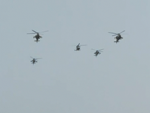 રિહર્સલ દરમિયાન સેનાના ખાસ અપાચે હેલિકોપ્ટરોએ પોતાની લશ્કરી શક્તિનું પ્રદર્શન કર્યું.