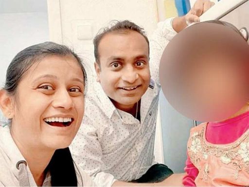 અરિહા માતા-પિતા સાથે.