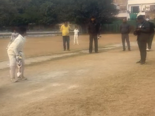 બેટિંગની પ્રેક્ટિસ કરી રહેલો ગર્વિત.