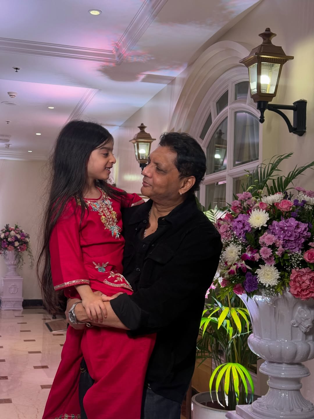 જય અને માહીની દીકરી તારાએ નદીમ કુરેશીને 'અબ્બા' ગણાવ્યા.