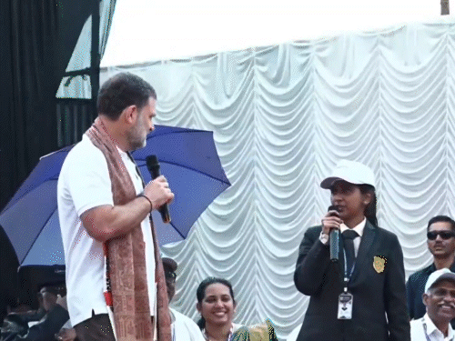 સ્કૂલની મુલાકાત દરમિયાન બાળકો સાથે વાતચીત કરતા રાહુલ ગાંધી. - Divya Bhaskar