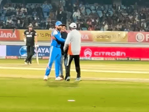 રાજકોટમાં સ્ટેડિયમમાં એક છોકરો કોહલીને મળવા મેદાનમાં ઘૂસી ગયો અને તેને ભેટી પડ્યો.