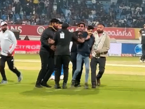 છોકરો જેવો મેદાનમાં ઘૂસ્યો, કે તરત જ સિક્યોરિટી ટીમ તેને પકડવા ગઈ હતી.